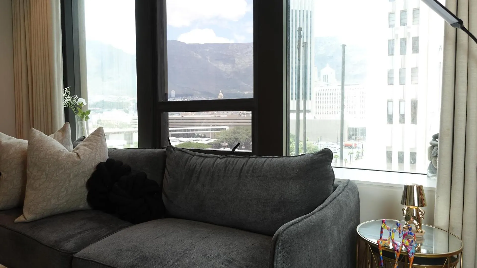 Modern 1 Bedroom At Foreshore Place Mountain Views & Walk To V&A ケープタウン アパート