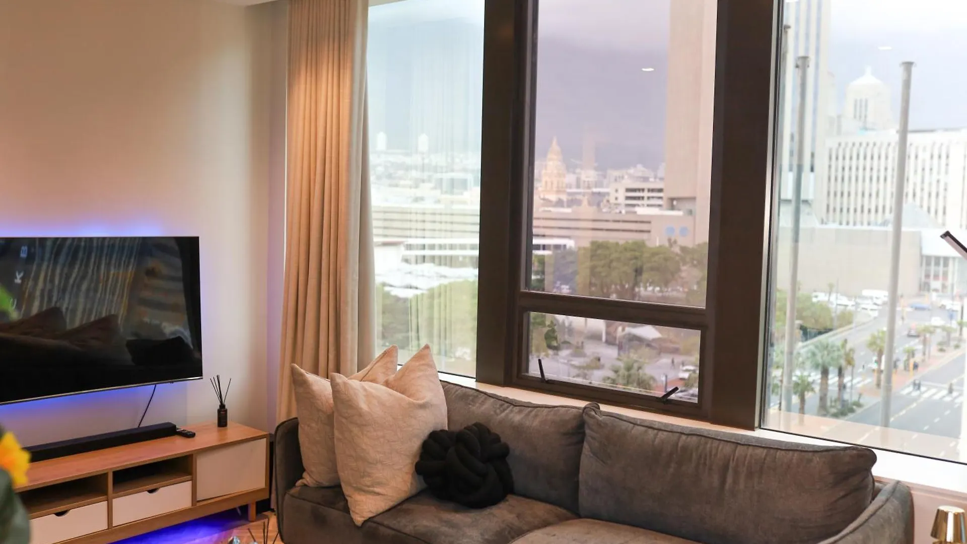 Modern 1 Bedroom At Foreshore Place Mountain Views & Walk To V&A ケープタウン 0*,  南アフリカ