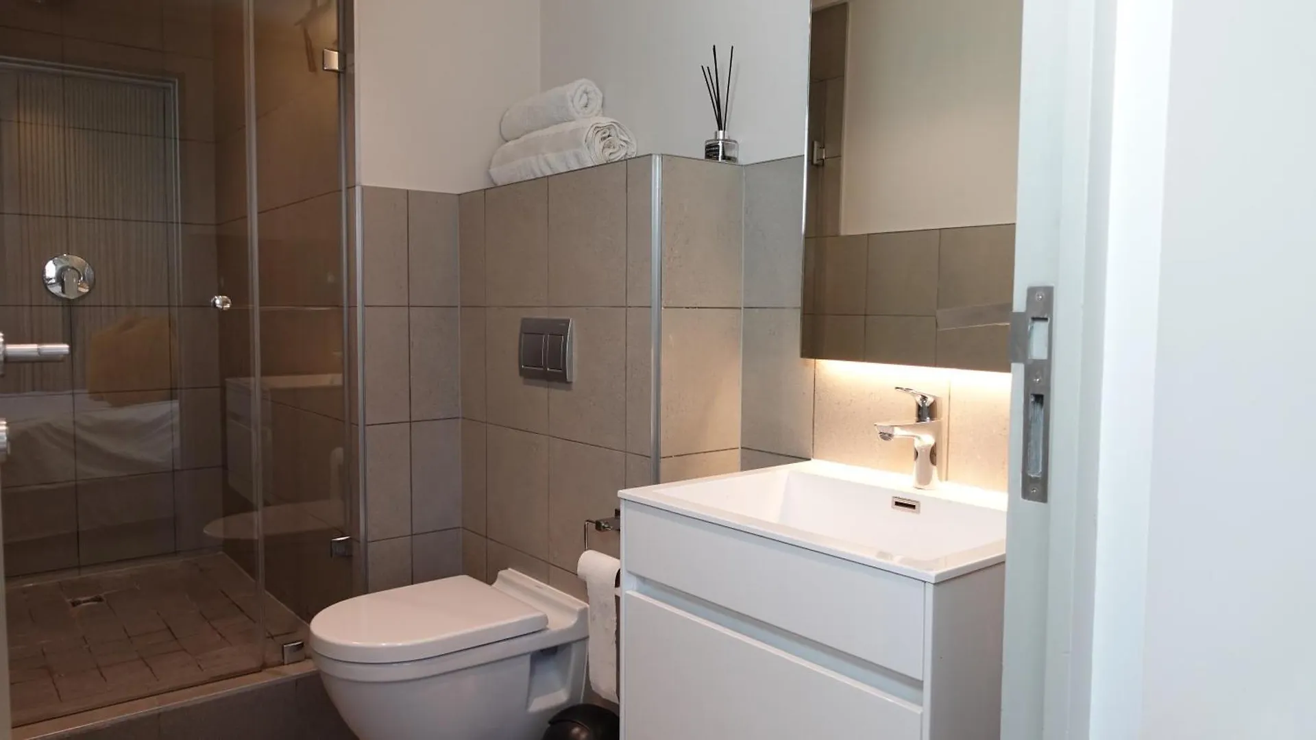 Modern 1 Bedroom At Foreshore Place Mountain Views & Walk To V&A Cape Town