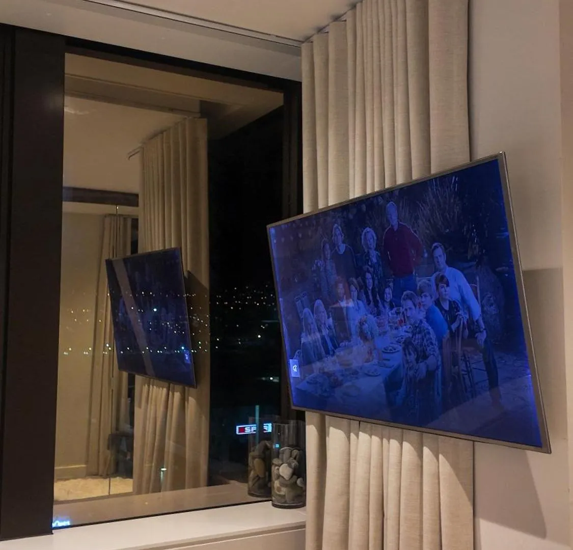 Modern 1 Bedroom At Foreshore Place Mountain Views & Walk To V&A Cape Town
