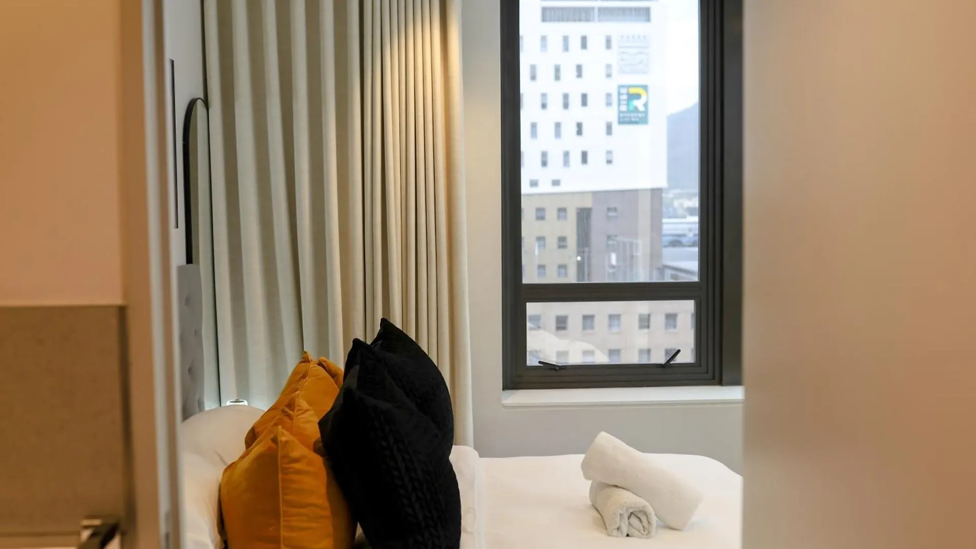 Modern 1 Bedroom At Foreshore Place Mountain Views & Walk To V&A Cape Town 0*,